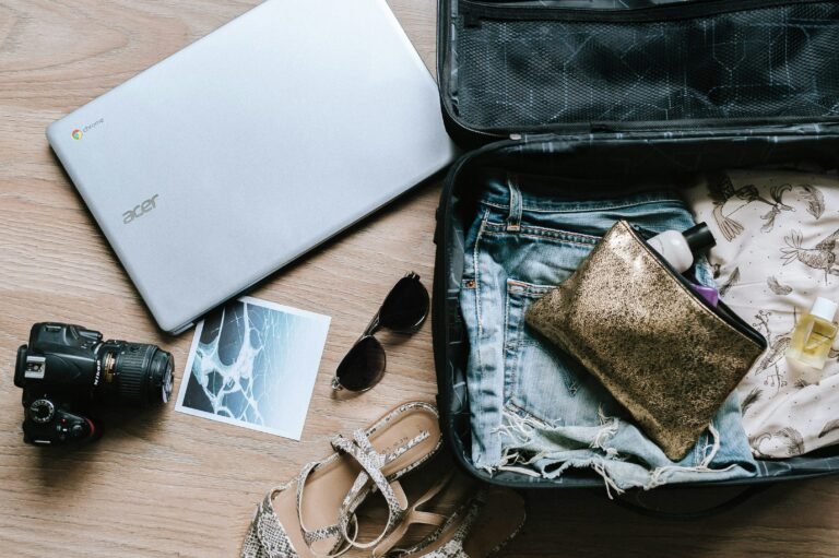Valise ouverts prêts pour la Thaïlande