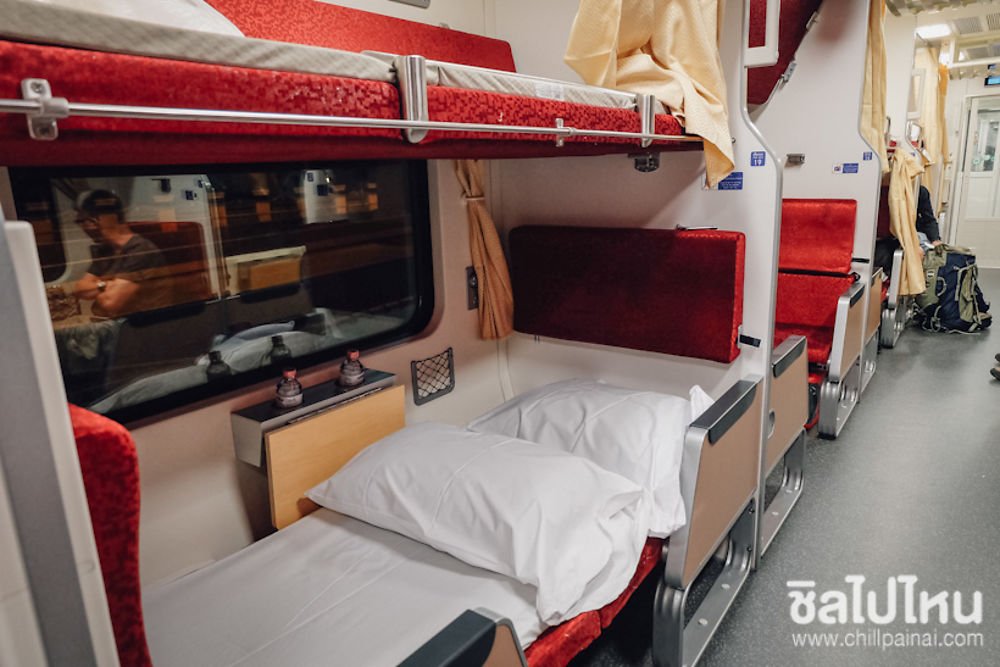Intérieur d'un wagon couchette 2nde classe dans le train thaïlandais