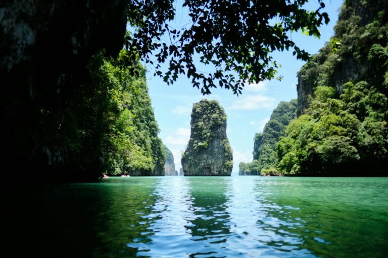 Plus belles îles du Sud de la Thaïlande avec eaux turquoises et long-tail boat