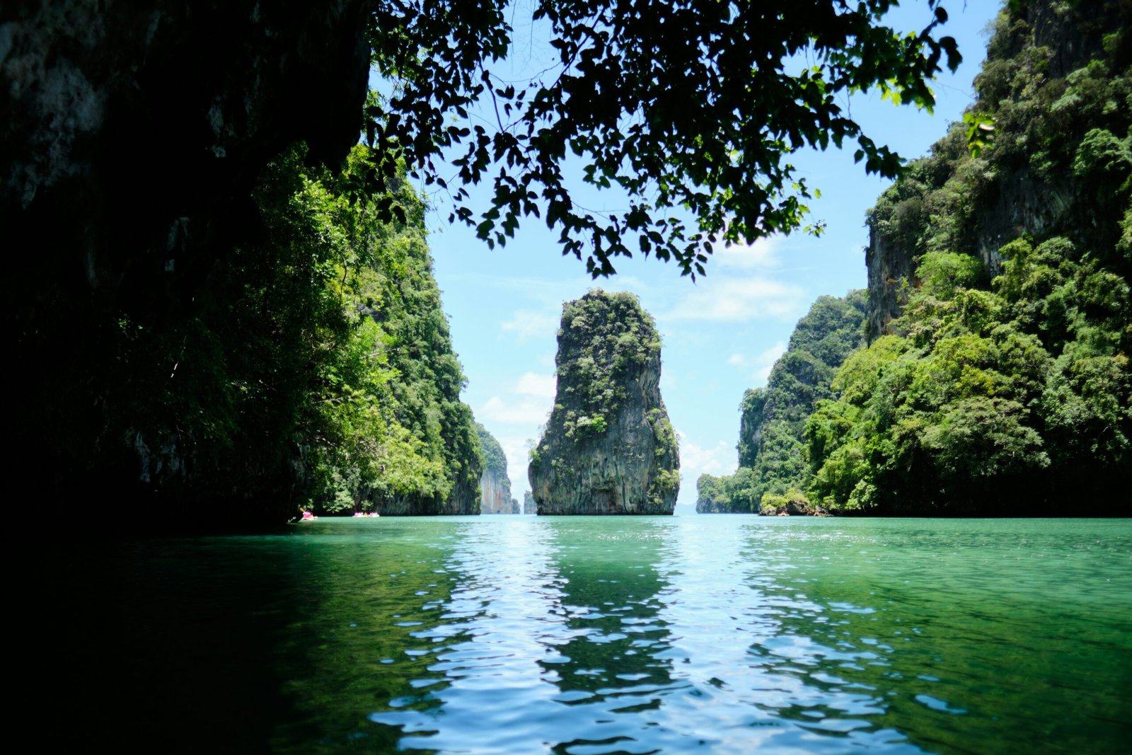 Plus belles îles du Sud de la Thaïlande avec eaux turquoises et long-tail boat