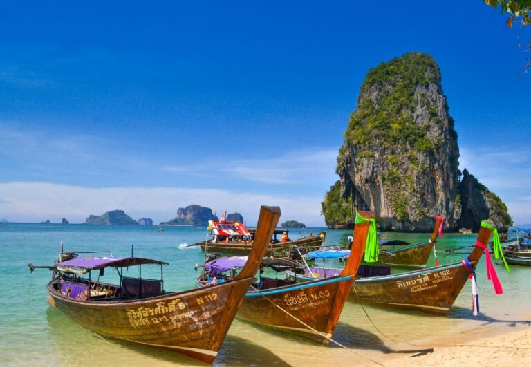 Krabi ou Phuket : paysage de falaises karstiques et plages pour un voyage en Thaïlande