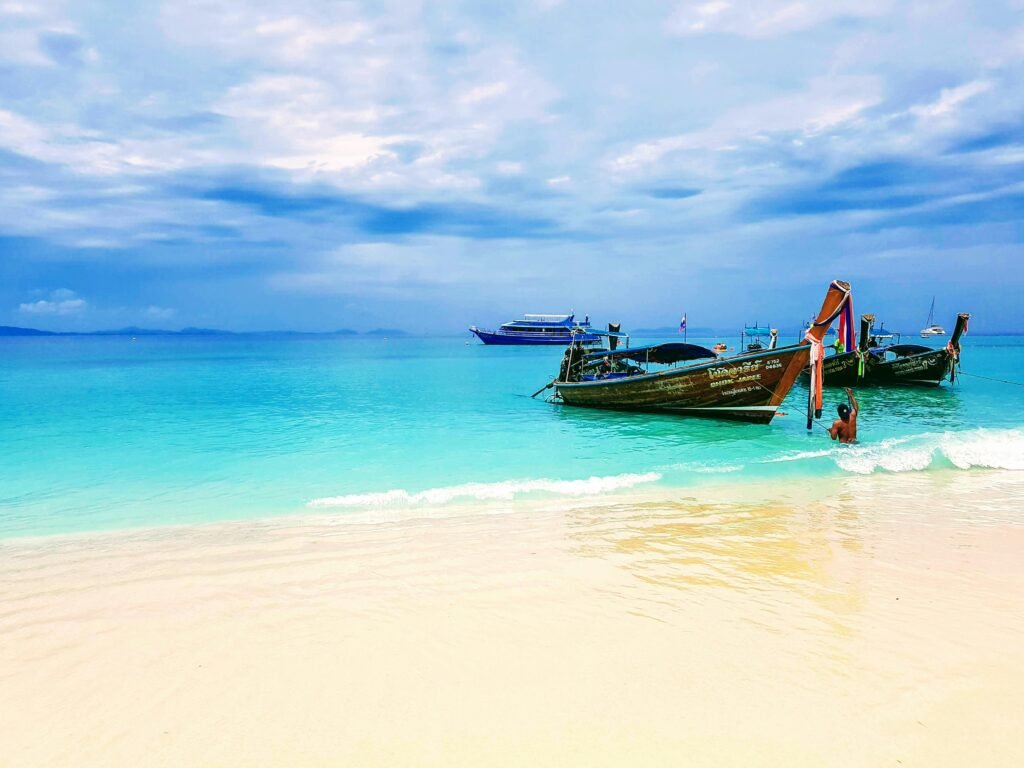 Grande plage de sable fin à Kata Beach sur l'île de Phuket